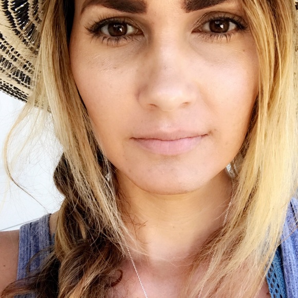 Meet your Posher, Camellia - Picture 1 of 2